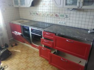 Шикарная кухня в красных тонах на заказ НСК